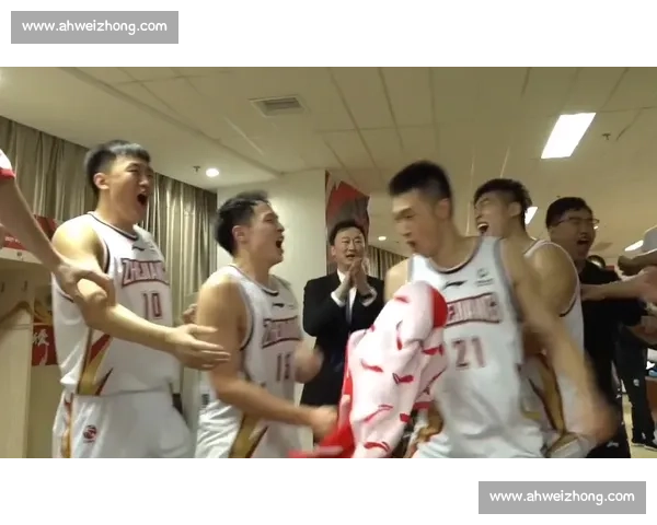 苏州队赛后打扫更衣室传递正能量 留言:保持热爱共铸苏超未来 苏州队赛后打扫更衣室传递正能量 留言:保持热爱共铸苏超未来