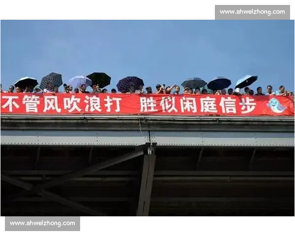 雨幕中的泳者:拥抱自然的清凉仪式 雨幕中的泳者:拥抱自然的清凉仪式